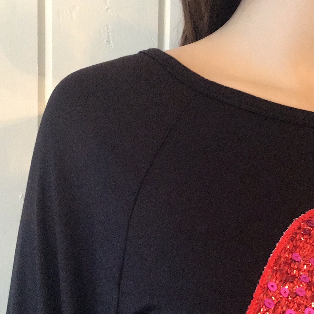 EDGY  “LIP BITE” SEQUINED TOP - Picture 12 of 15